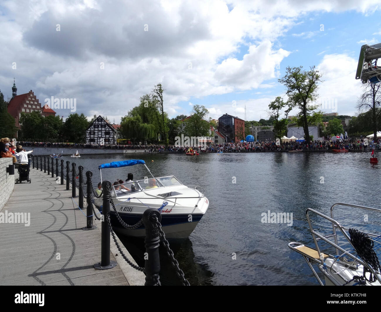 Il BDG Festival Wodny 2015 si è svolto lungo i Boulevards di Bydgoszcz, Polonia, con eventi culturali, spettacoli musicali e attività a tema acquatico. Il festival celebrava la cultura locale e attirava numerosi visitatori. Foto Stock