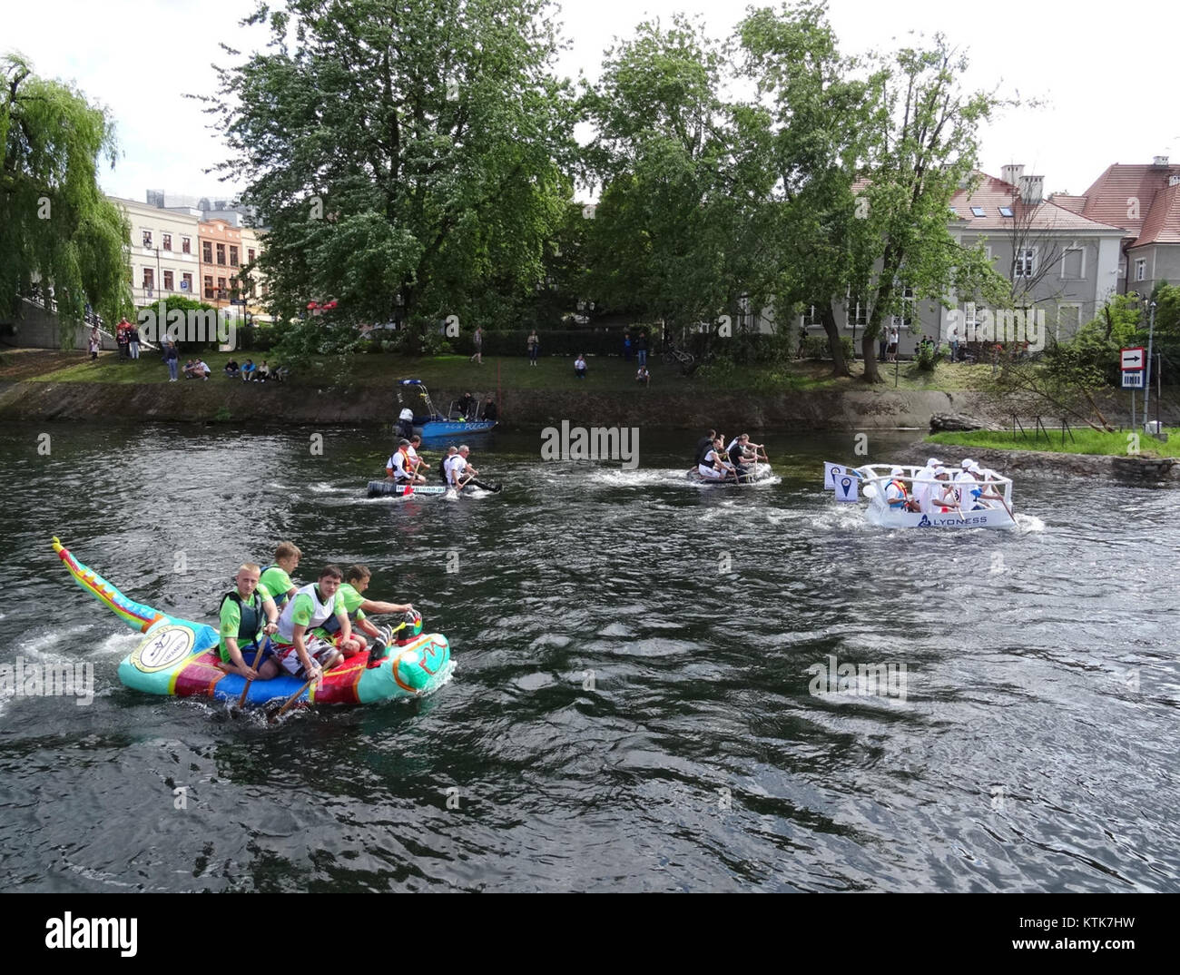 Il BDG Festival Wodny 2015 ha ospitato una gara di sport acquatici, che ha ospitato eventi competitivi sull'acqua. Questo festival annuale attira partecipanti e spettatori sul lungomare per una varietà di attività acquatiche. Foto Stock