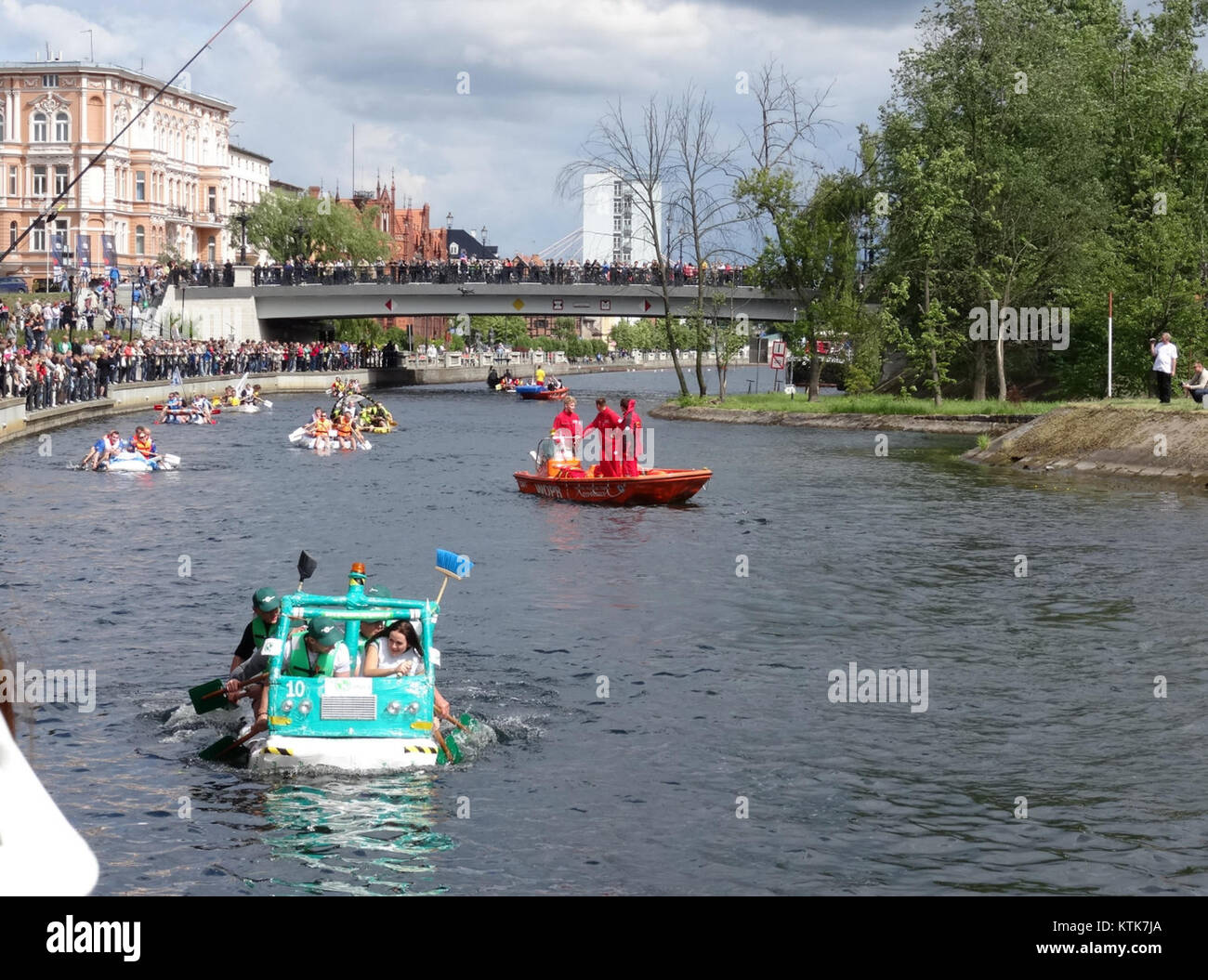 Il BDG Festival Wodny 2015 si riferisce a un edificio o a una struttura legati al 2015 Water Festival, un evento che propone sport acquatici e competizioni. Questa struttura è stata probabilmente utilizzata per scopi di evento e ha contribuito all'esperienza complessiva del festival. Foto Stock