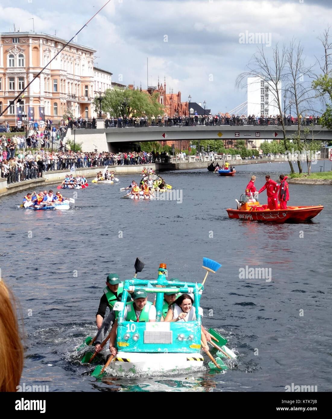 Una foto del BDG Water Festival 2015 (BDG Festival Wodny) in Polonia, che mostra i partecipanti alla gara d'acqua. L'evento è noto per i suoi sport acquatici e le competizioni. Foto Stock