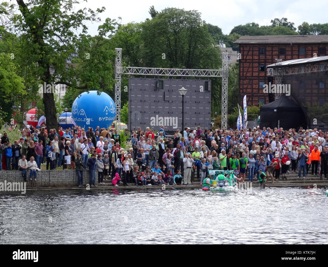 Questa immagine cattura il Wodny Festival 2015 lungo il lungomare, mostrando il vibrante evento culturale e il suo significato per le tradizioni locali e la vita della comunità. Foto Stock