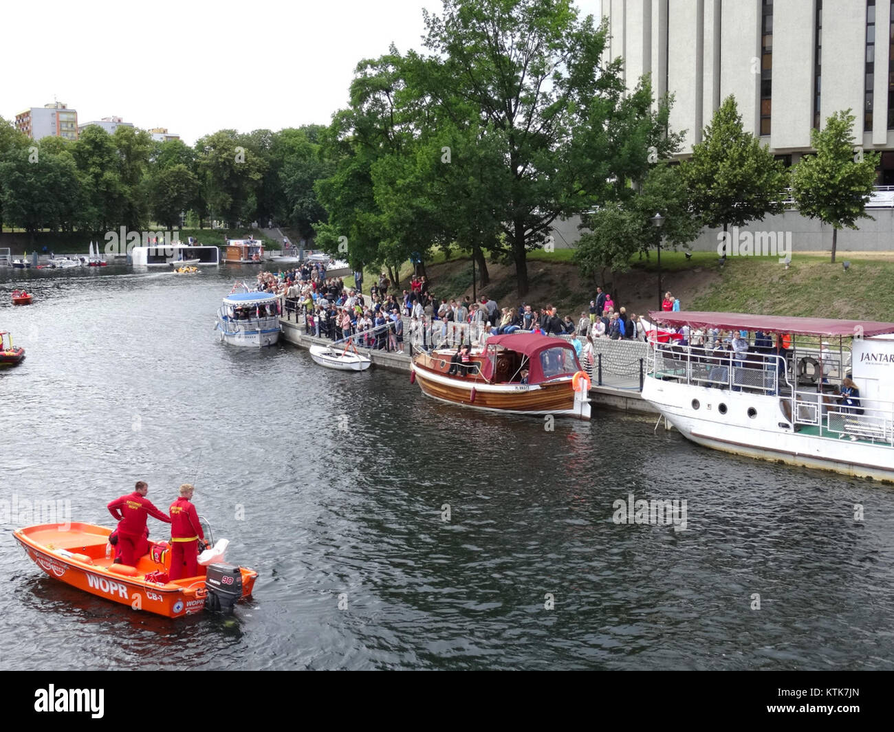 Una fotografia del Festival Wodny 2015, che mostra l'evento lungo il lungomare in Polonia. L'immagine cattura l'atmosfera festosa e l'ambientazione sul lungofiume del festival. Foto Stock