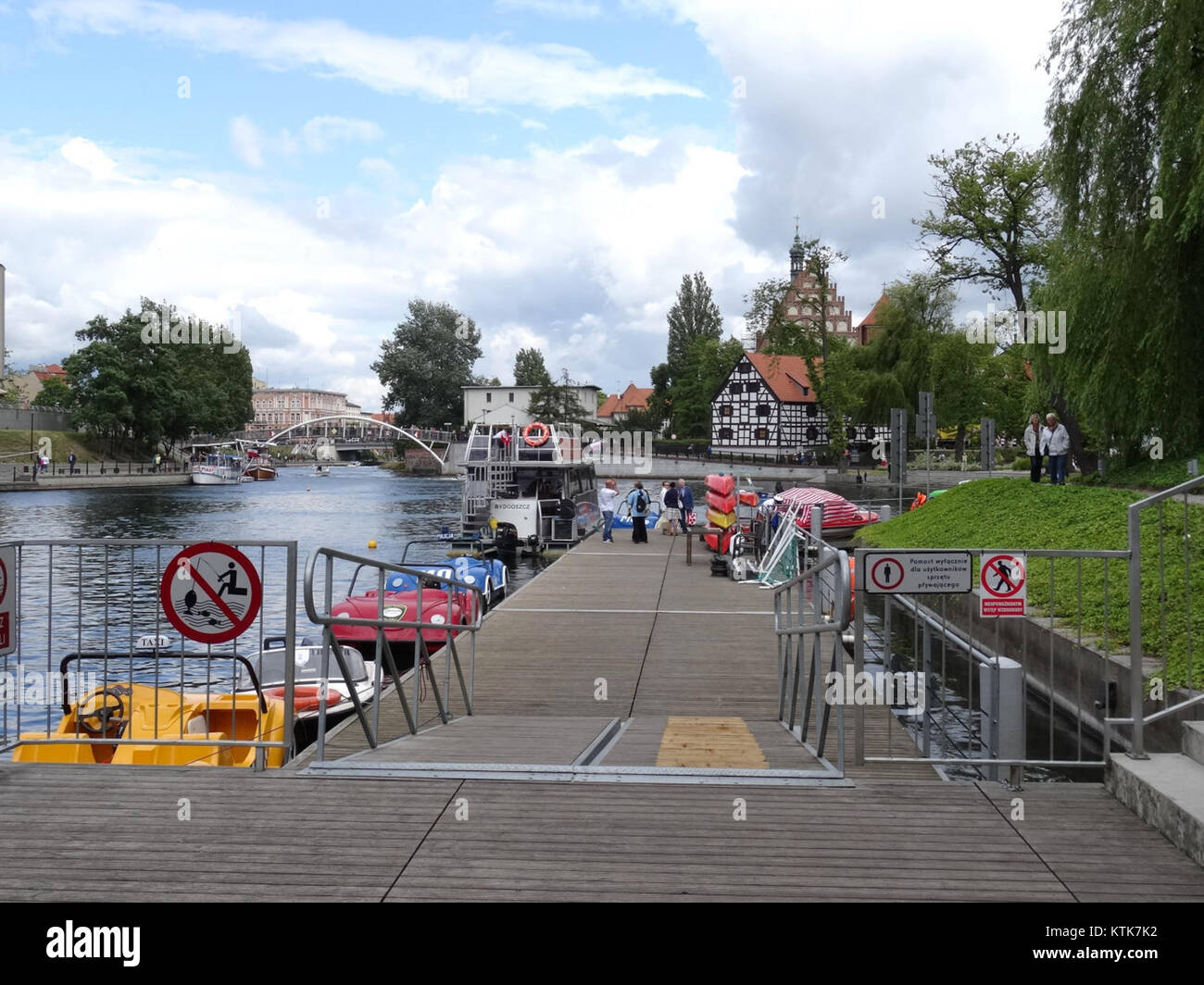 Festival Wodny 2015, che si tiene presso il porto turistico in Polonia, è un evento annuale che celebra le attività acquatiche e il tempo libero. Il festival ospita varie mostre di sport acquatici e nautica, attirando visitatori e appassionati da tutta la regione. Foto Stock