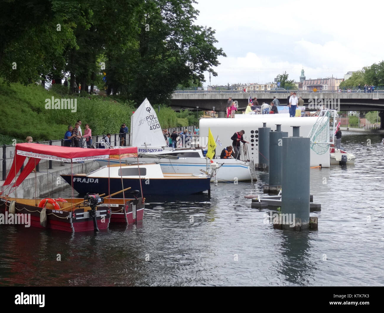 BDG Festival Wodny 2015 przystan 6 si riferisce a un festival legato all'acqua che si tiene nel 2015 in una località sul lungomare, probabilmente in Polonia. "Przystan 6" si riferisce a una specifica stazione di aggancio o sede, che mette in evidenza un evento culturale incentrato sulle attività acquatiche o ricreative. Foto Stock