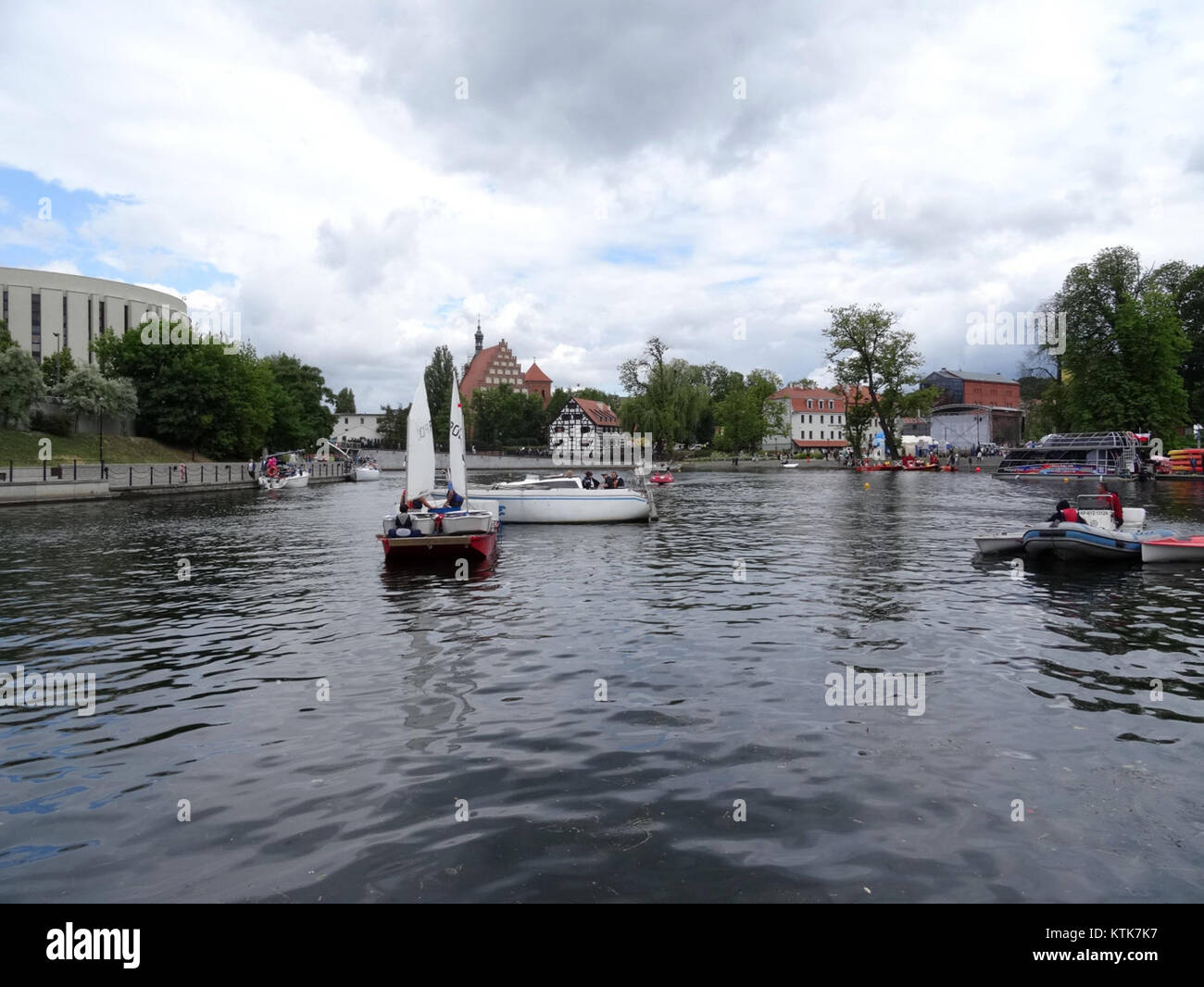 BDG Festival Wodny 2015 zakole 36 si riferisce a un evento specifico, probabilmente un festival dell'acqua tenutosi a Bydgoszcz, in Polonia, nel 2015, noto per la sua celebrazione delle attività a tema acqua. Foto Stock