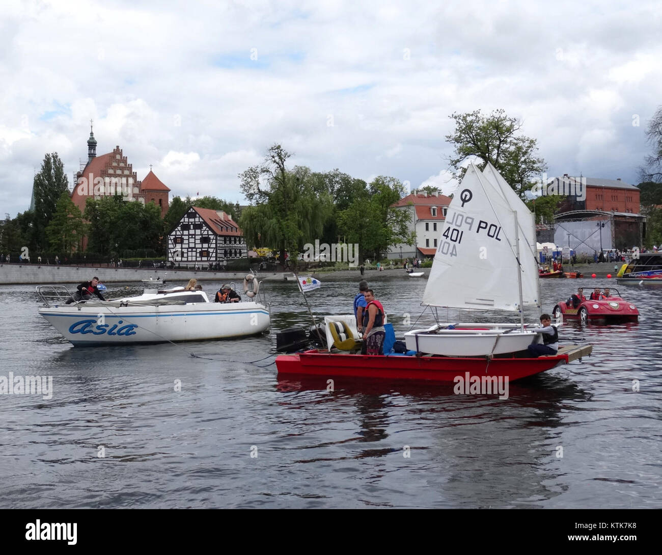 Il Wodny Festival 2015 di Zakole ha caratterizzato una varietà di attività acquatiche, che celebrano l'importanza culturale e ambientale dell'acqua nella regione. Il festival ha messo in luce le tradizioni locali e la consapevolezza ambientale attraverso vari eventi e mostre. Foto Stock