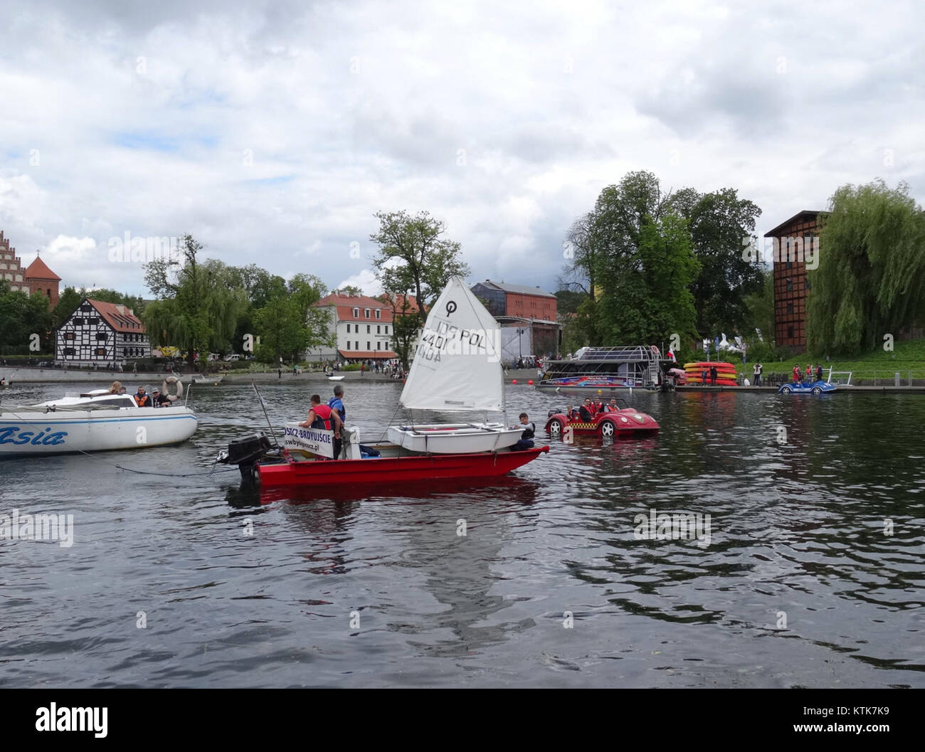 Il Festival Wodny 2015 è stato un evento importante tenutosi a Zakole, una posizione panoramica conosciuta per il suo lungomare. L'evento ha attirato molti visitatori, offrendo attività culturali e sport acquatici. Ha messo in evidenza la bellezza naturale della regione e la sua capacità di ospitare incontri culturali e divertimenti su larga scala. Foto Stock