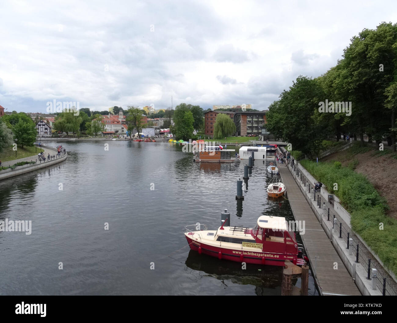 Il Wodny Festival 2015 a BDG (Bydgoszcz, Polonia) ha presentato vivaci eventi a tema acquatico lungo i corsi d'acqua della città. Il festival celebrava la cultura locale, l'arte e le tradizioni marittime, fornendo una piattaforma per artisti e artisti per esporre le loro opere. Foto Stock