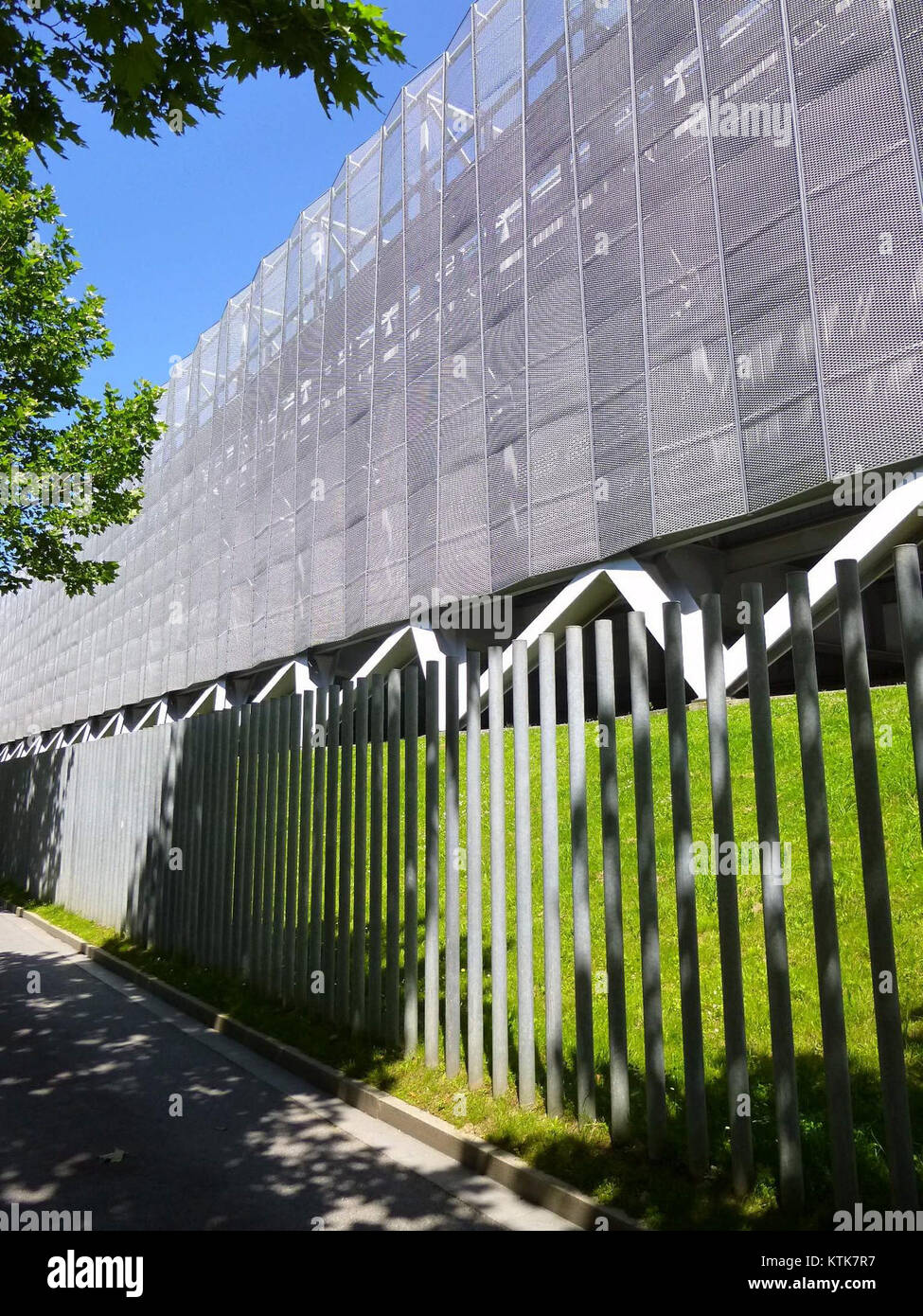 Baracaldo è una città della Spagna, e il Bilbao Exhibition Center (BEC) è uno spazio per eventi importante situato nelle vicinanze. Questo luogo ospita varie mostre ed eventi, contribuendo all'attività culturale ed economica della regione. Foto Stock