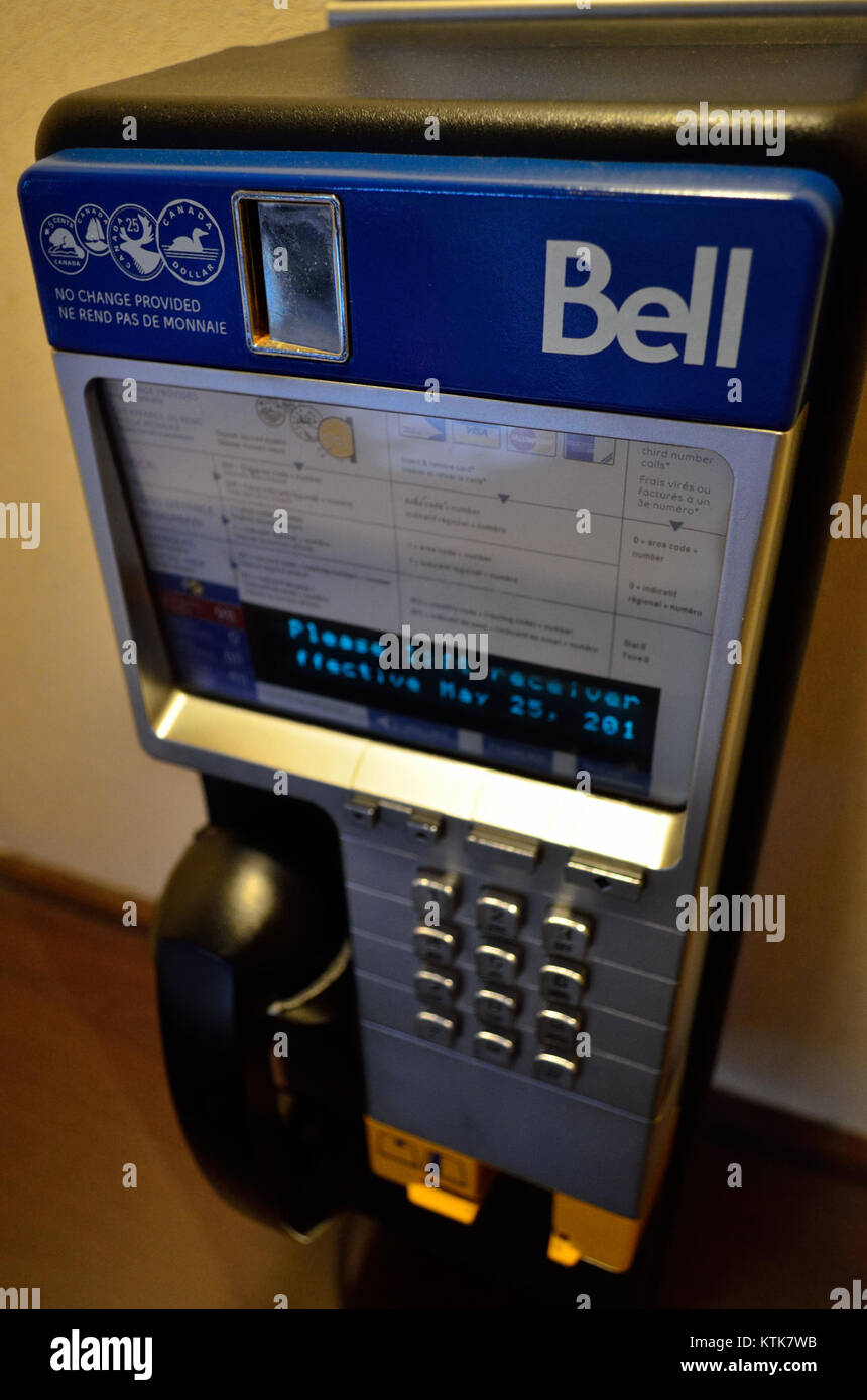 Bell Payphone è un servizio telefonico pubblico fornito da Bell, comunemente utilizzato per effettuare chiamate da varie località. Rappresenta uno strumento di comunicazione storico utilizzato prima dell'uso diffuso del telefono cellulare. Foto Stock