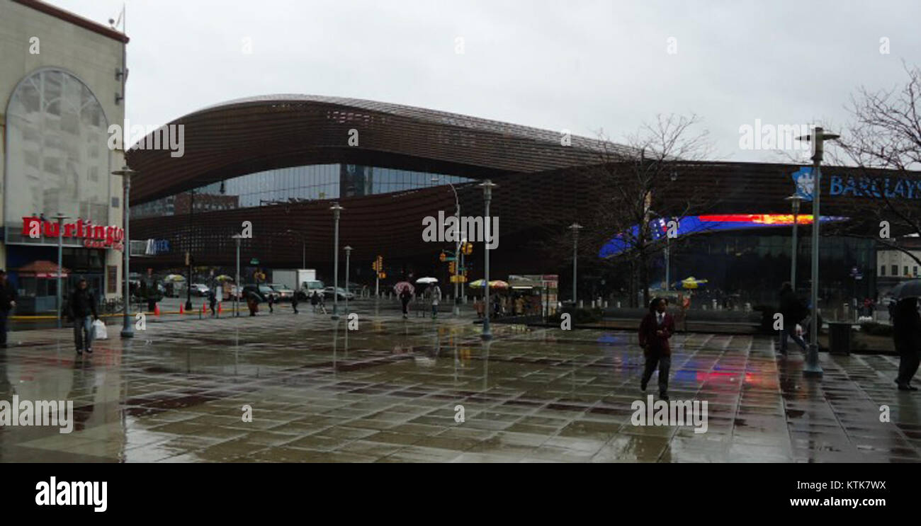 Il Barclays Center di Brooklyn, New York, è un importante centro di ritrovo noto per ospitare eventi sportivi, concerti e incontri culturali. La sua posizione vicino a Flatbush Avenue lo rende un importante punto di riferimento urbano. Foto Stock