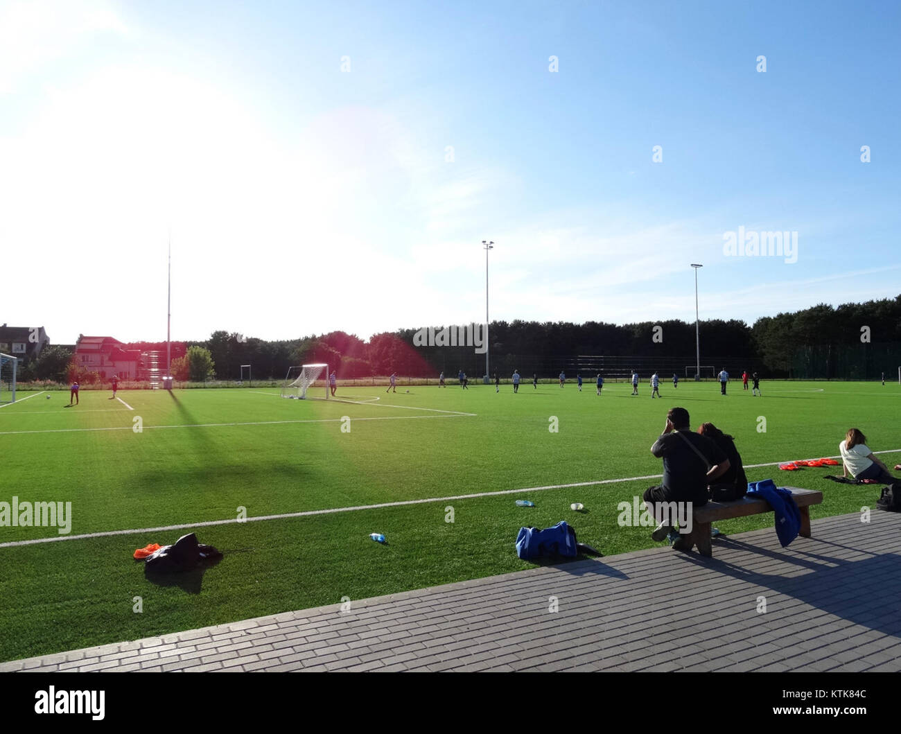 Lo stadio Zawiszy Fordon, situato a Bydgoszcz, in Polonia, è un importante centro sportivo. Questa immagine cattura lo stadio il 3 luglio 2015, durante un evento, evidenziando il suo design moderno e l'uso in eventi sportivi locali e nazionali. Foto Stock