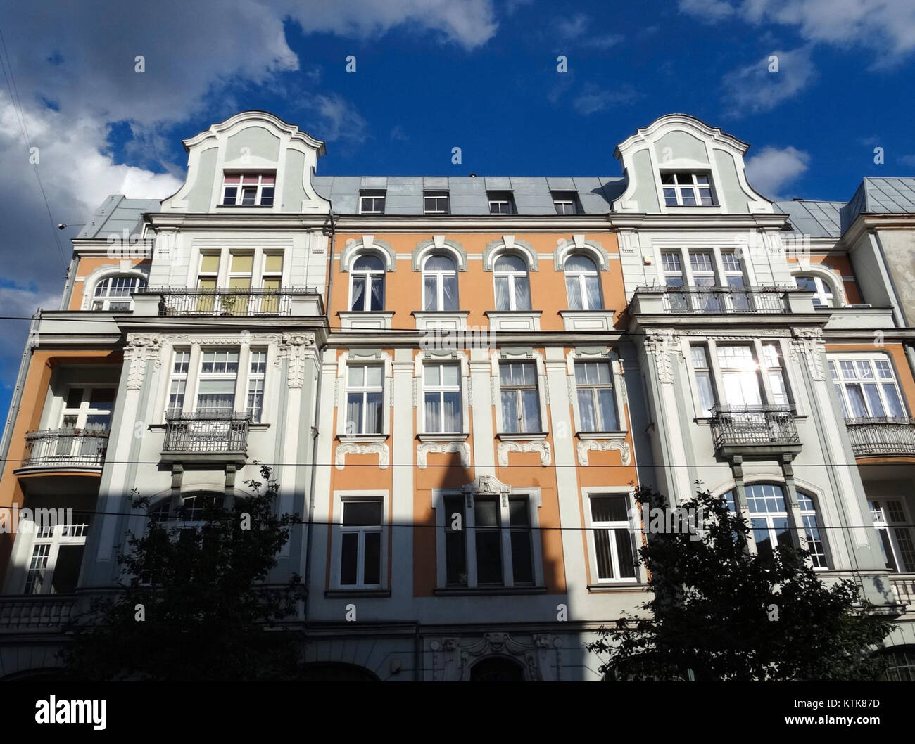 Questa immagine di Gdanska 68, scattata il 1° luglio 2015, cattura una scena nella zona intorno a Gdanska Street. L'area è conosciuta per il suo ricco stile architettonico e la cultura urbana in un ambiente storico della città. Foto Stock