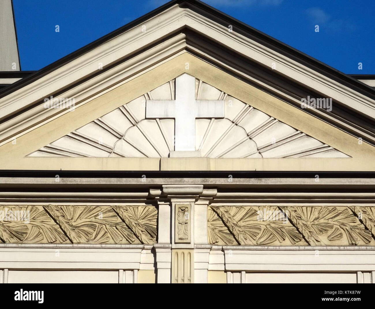 BDG Gdanska 56 è un edificio situato in Polonia, significativo per il suo ruolo urbano e le sue caratteristiche architettoniche. La data di riferimento del 2015 suggerisce che si tratta di un sito relativamente recente, probabilmente associato a ristrutturazioni o sviluppi urbani nella zona. Foto Stock