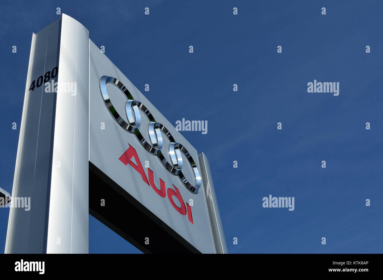 Un'immagine di una concessionaria Audi nell'Uptown Markham, che mostra l'architettura moderna e la gamma di veicoli premium disponibili. La concessionaria presenta un design elegante che offre una gamma di auto e servizi di lusso. Foto Stock