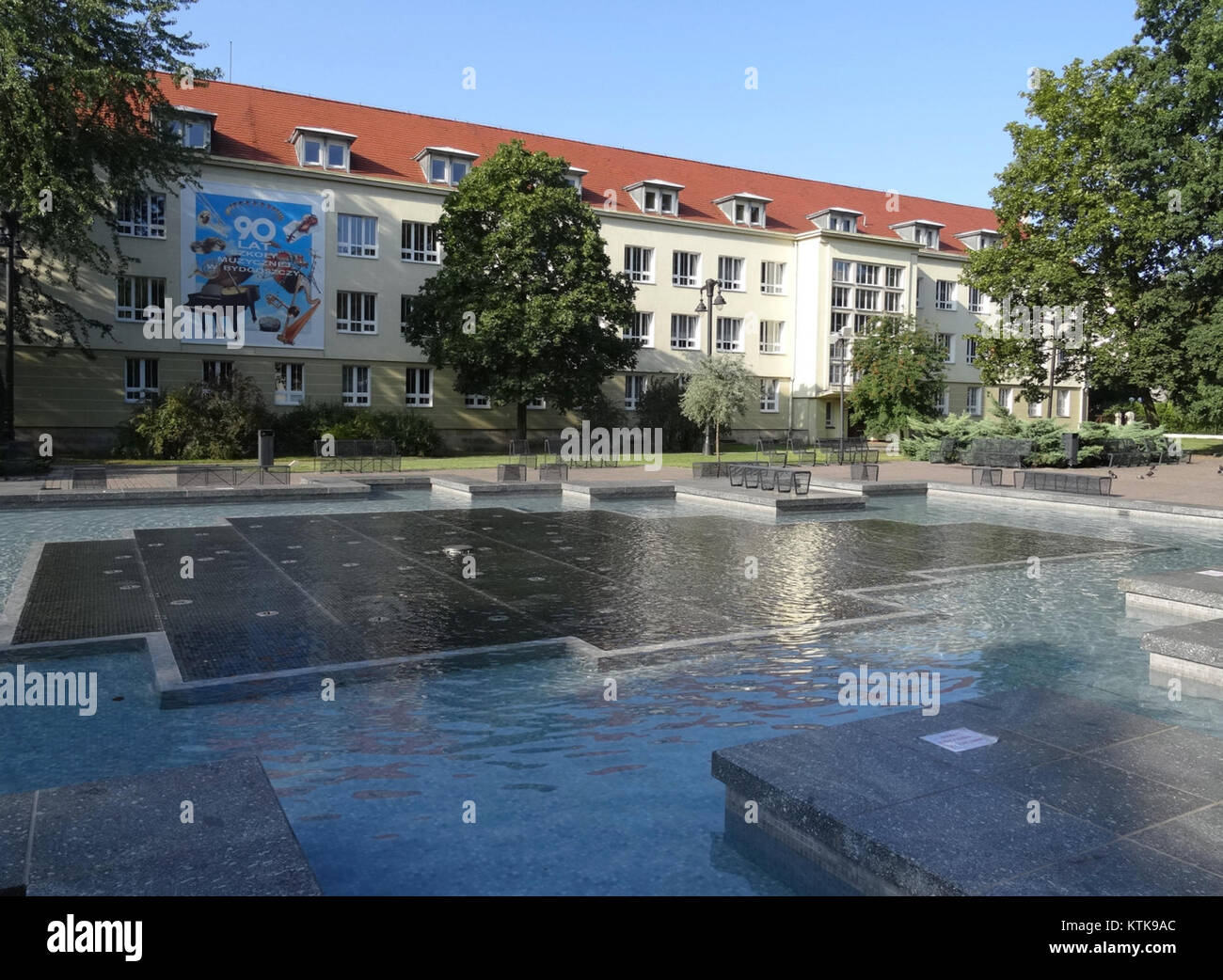 Questa immagine cattura la ZSMuzycznych, una scuola di musica situata in Polonia. La fotografia è stata scattata nel 2015, riflettendo il ruolo del institutionâ nell'educazione musicale e nello sviluppo culturale. Foto Stock