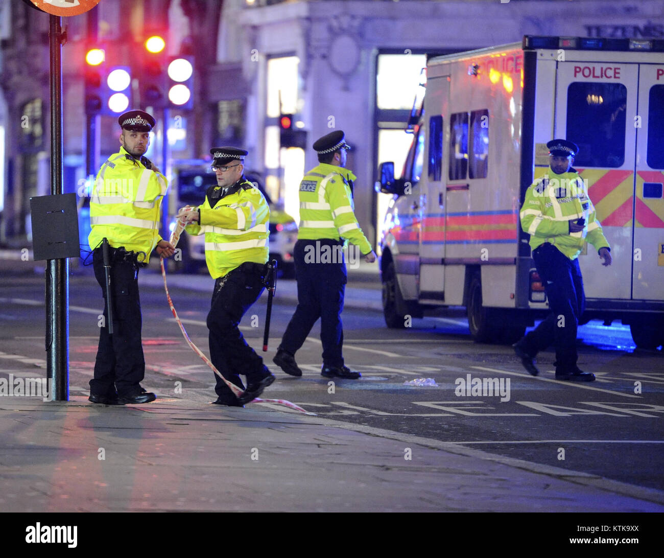 Oxford Circus evacuazione in massa con: atmosfera dove: Londra, Regno Unito quando: 24 Nov 2017 Credit: WENN.com Foto Stock