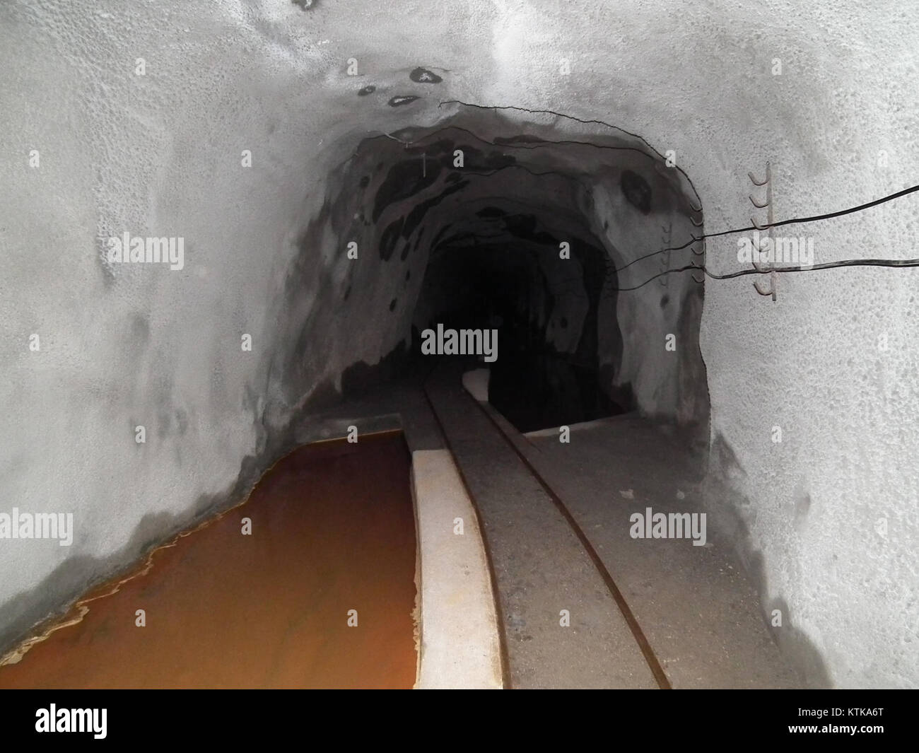 I *Befahrung Wismut Stollen* e *Tiefer Elbstolln* si riferiscono ai pozzi minerari sotterranei in Germania esplorati il 17 settembre 2015. Questi pozzi facevano parte delle operazioni minerarie di Wismut, uno dei più grandi progetti di estrazione dell'uranio al mondo durante la Guerra fredda. Foto Stock