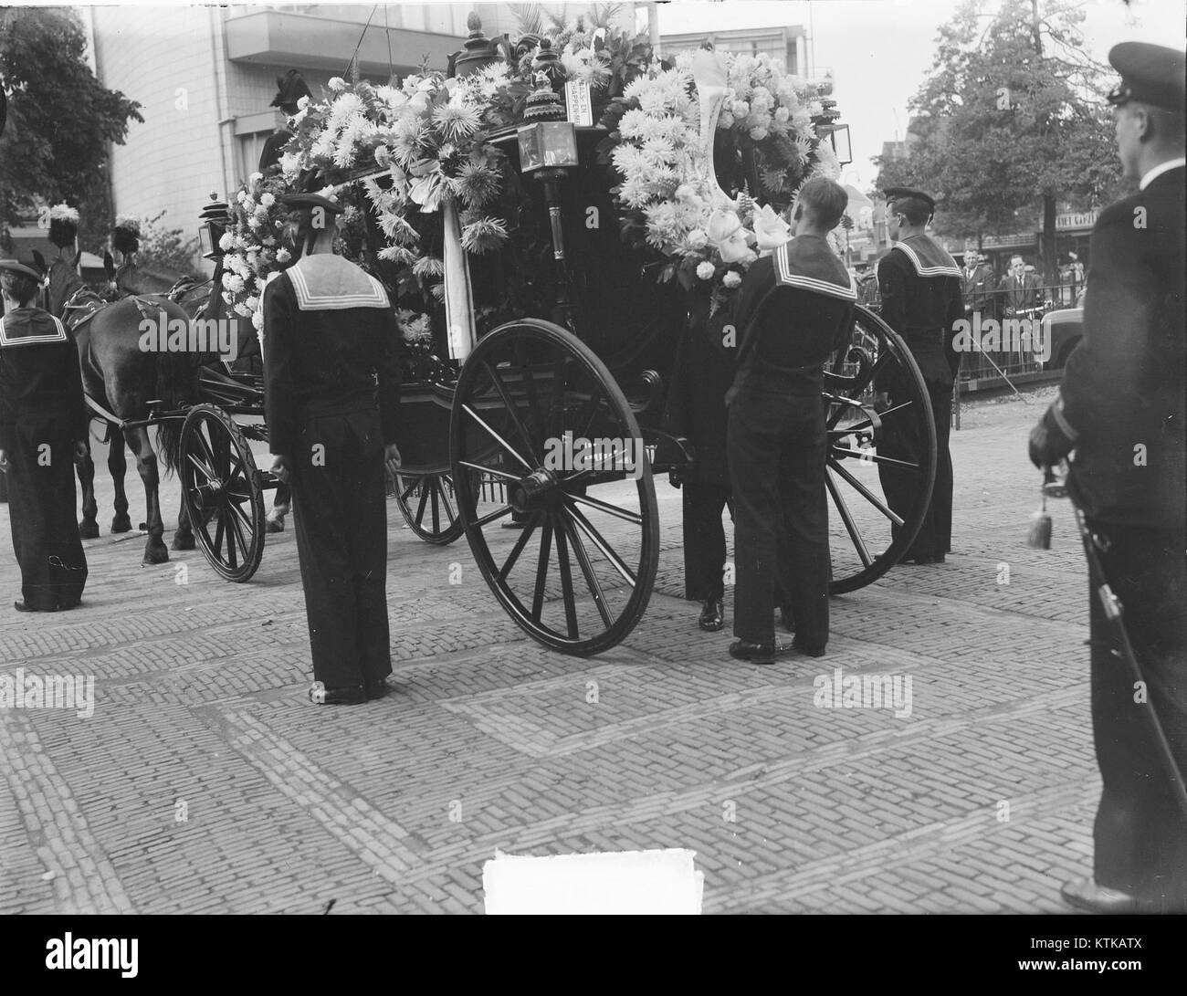 Il funerale di Nicolai Hilversum, un aviere olandese, è catturato in questa immagine storica. La sua morte e la sua sepoltura rappresentano un momento toccante nella storia dell'aviazione e del servizio militare all'inizio del XX secolo. Foto Stock