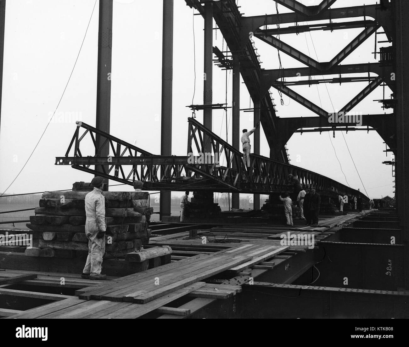 Il ponte Bailey di Vianen è un ponte temporaneo noto per il suo uso durante le operazioni di guerra. Si tratta di un esempio di progettazione a distribuzione rapida utilizzata per infrastrutture critiche in ambienti militari. Foto Stock