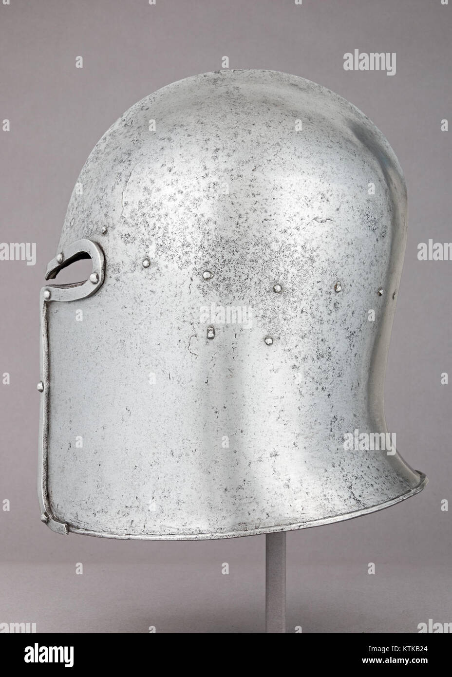 Il Barbute è un tipo di casco originario dell'Italia nel XV secolo, caratterizzato dal suo design liscio e arrotondato e dall'apertura a T per gli occhi. Era indossato da soldati e cavalieri, offrendo protezione durante la battaglia mantenendo la visibilità e la mobilità. Foto Stock