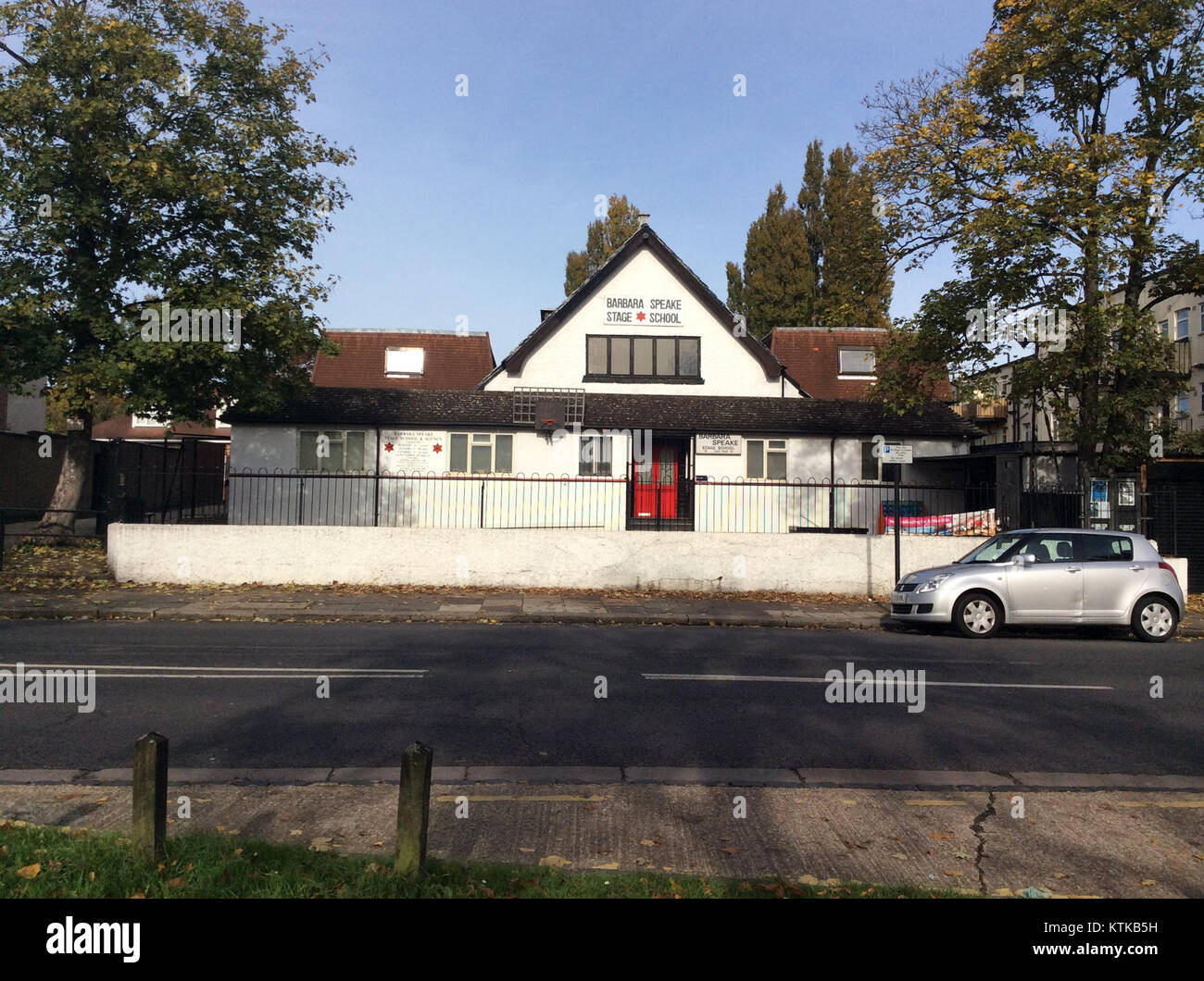 La Barbara Speake School, situata a Londra, è catturata dalla vista sulla strada, mostrando l'esterno dell'edificio scolastico e il suo design architettonico. Foto Stock