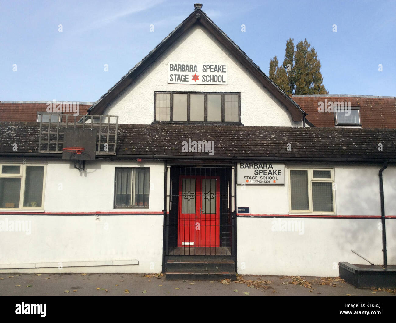 Una fotografia ravvicinata della Barbara Speake School, che cattura un momento che probabilmente riflette l'ambiente educativo o la storia della scuola. L'immagine offre uno sguardo sul ruolo della scuola nella comunità locale. Foto Stock