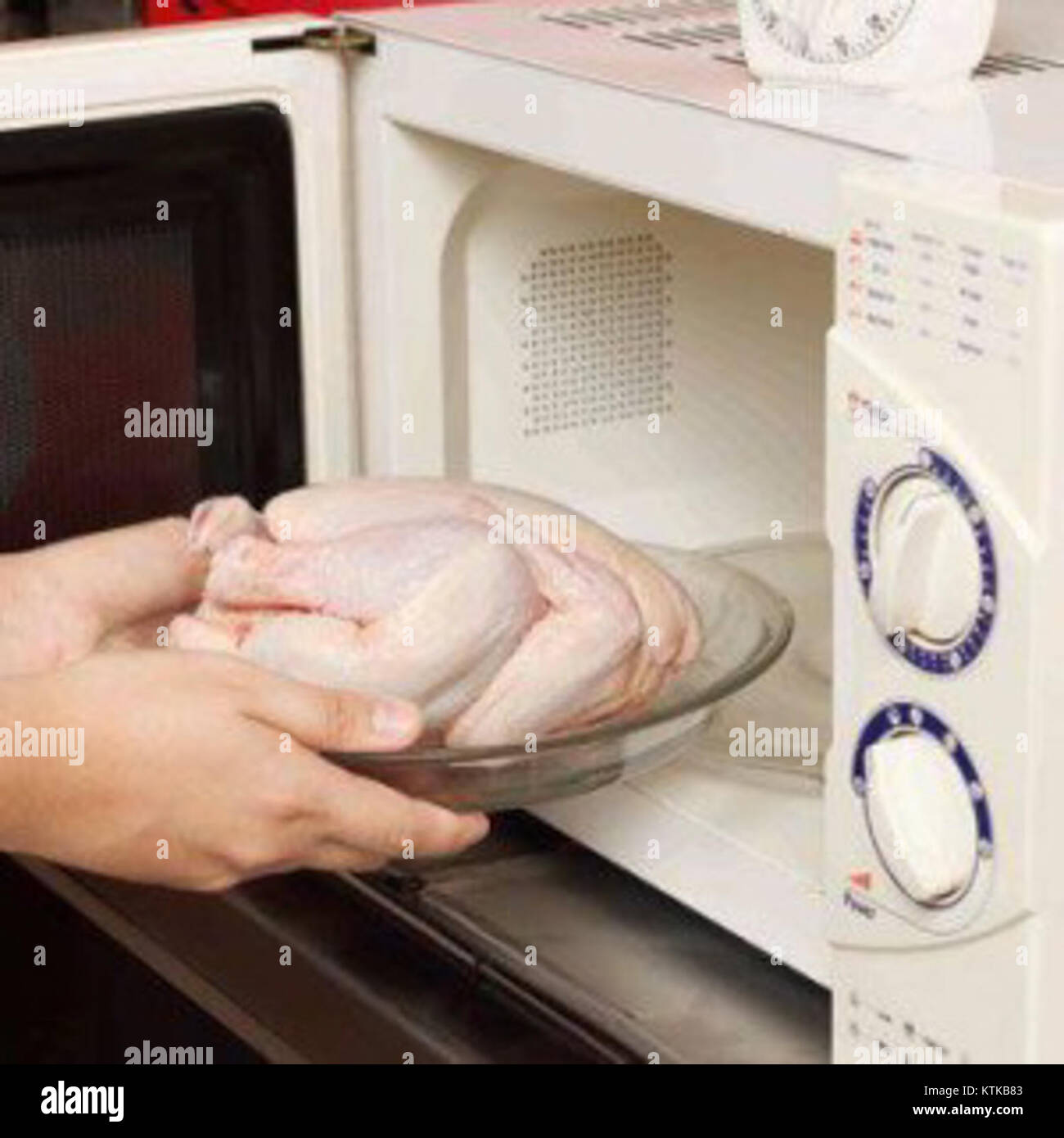 Lo sbrinamento automatico è una funzione presente nei moderni frigoriferi che consente all'apparecchio di rimuovere automaticamente l'accumulo di ghiaccio senza la necessità di uno sbrinamento manuale. Questa funzione garantisce il funzionamento efficiente dell'apparecchio e ne mantiene l'efficienza energetica. Foto Stock