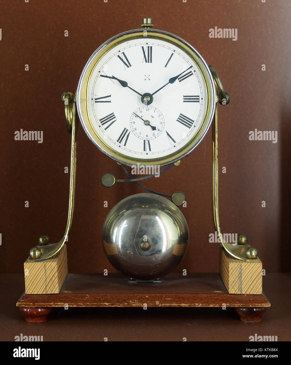 Auto & Uhrenwelt Schramberg è un museo che espone una collezione di auto e orologi d'epoca, combinando storia automobilistica e orologeria. Foto Stock