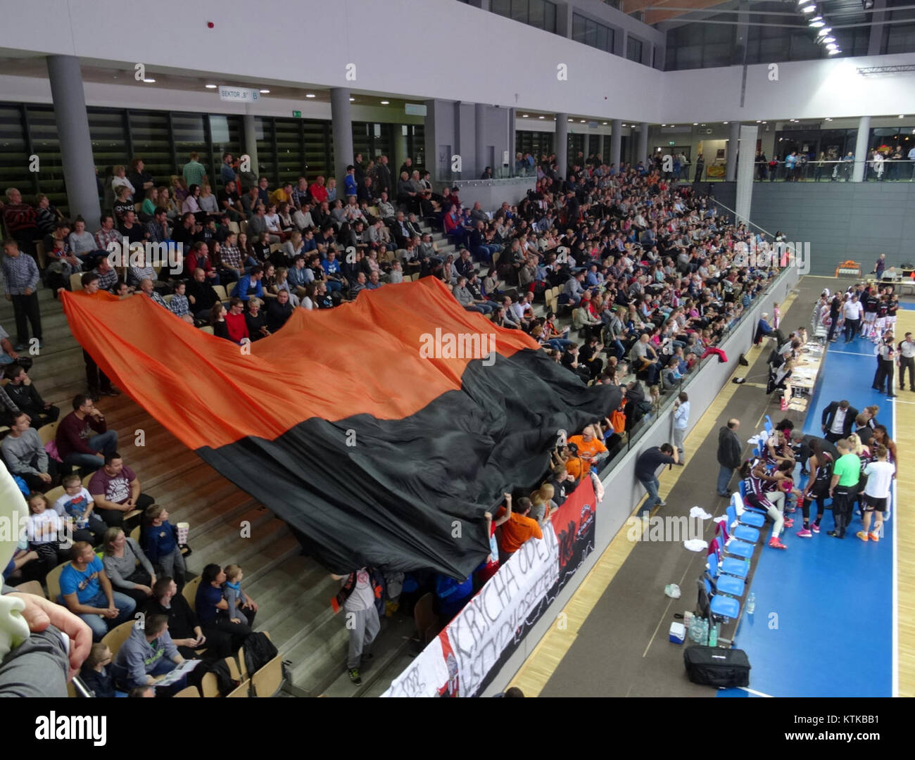Il 7 novembre 2015, le squadre polacche di pallacanestro Artego Bydgoszcz e Energa Toruń si affrontarono in una partita di campionato all'Artego Arena di Bydgoszcz. Foto Stock