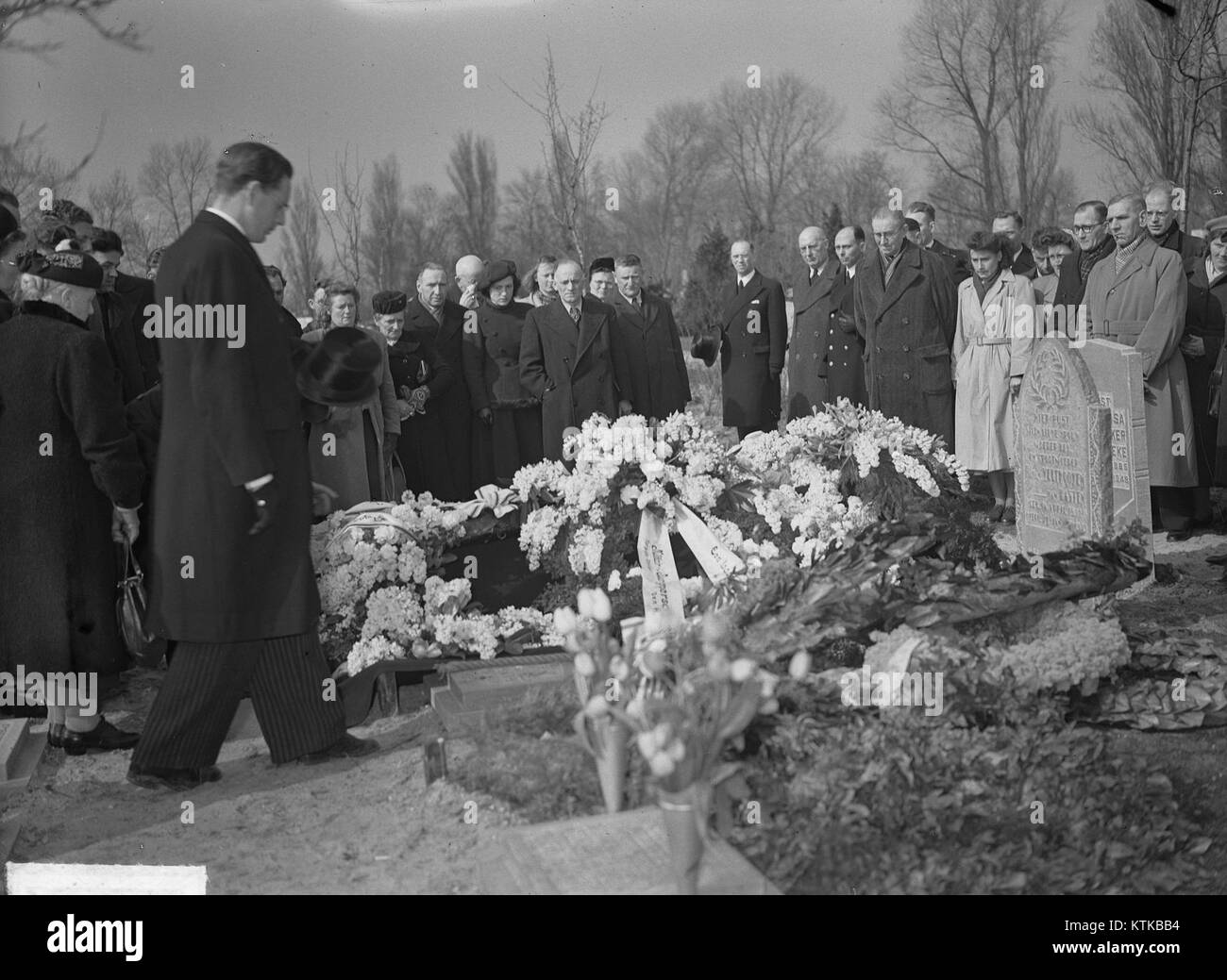 Questa immagine cattura il funerale di G. Smit, un marine, e fa parte dell'archivio storico, Bestanddeelnr 903 2869. Documenta la solenne cerimonia che onora la vita e il servizio di un marine, riflettendo le pratiche culturali e militari che circondano tali eventi. La fotografia è un'importante testimonianza storica della vita militare e delle pratiche cerimoniali. Foto Stock