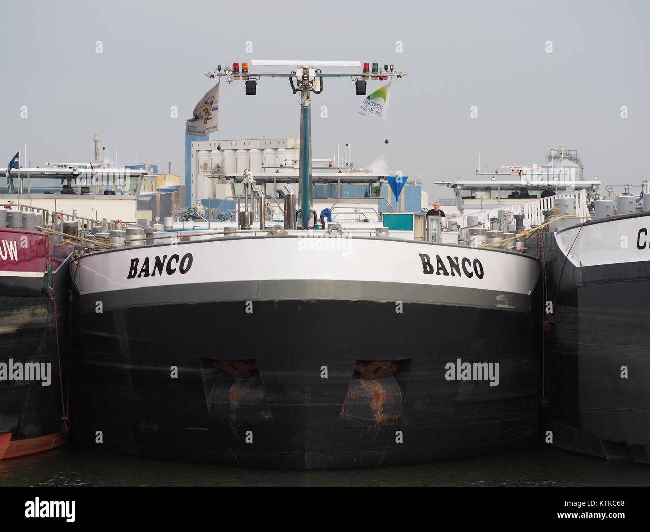 Il Banco ENI è un importante istituto finanziario coinvolto nelle operazioni del porto di Rotterdam. Questa immagine cattura la presenza e il ruolo della banca nell'area economica vitale del porto, sottolineando l'importanza delle infrastrutture e della logistica della sede. Foto Stock