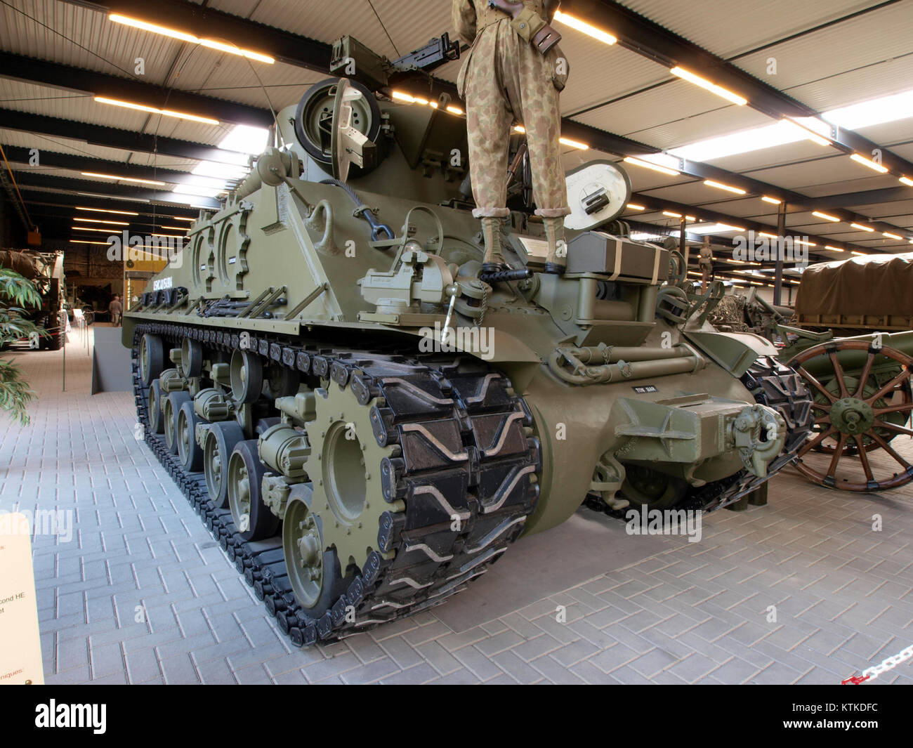 Il Baldwin Locomotive Works M32B3 Tank Recovery Vehicle è un veicolo militare progettato per il recupero e la riparazione di serbatoi danneggiati, che mostra il suo design robusto e la sua funzionalità durante la guerra. Foto Stock