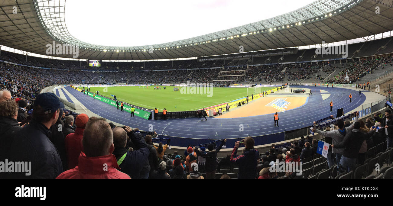 L'Olympiastadion di Berlino, costruito per le Olimpiadi estive del 1936, rimane un importante punto di riferimento storico e sportivo. Questa immagine riflette l'architettura dello stadio e la sua eredità nella storia tedesca. Foto Stock