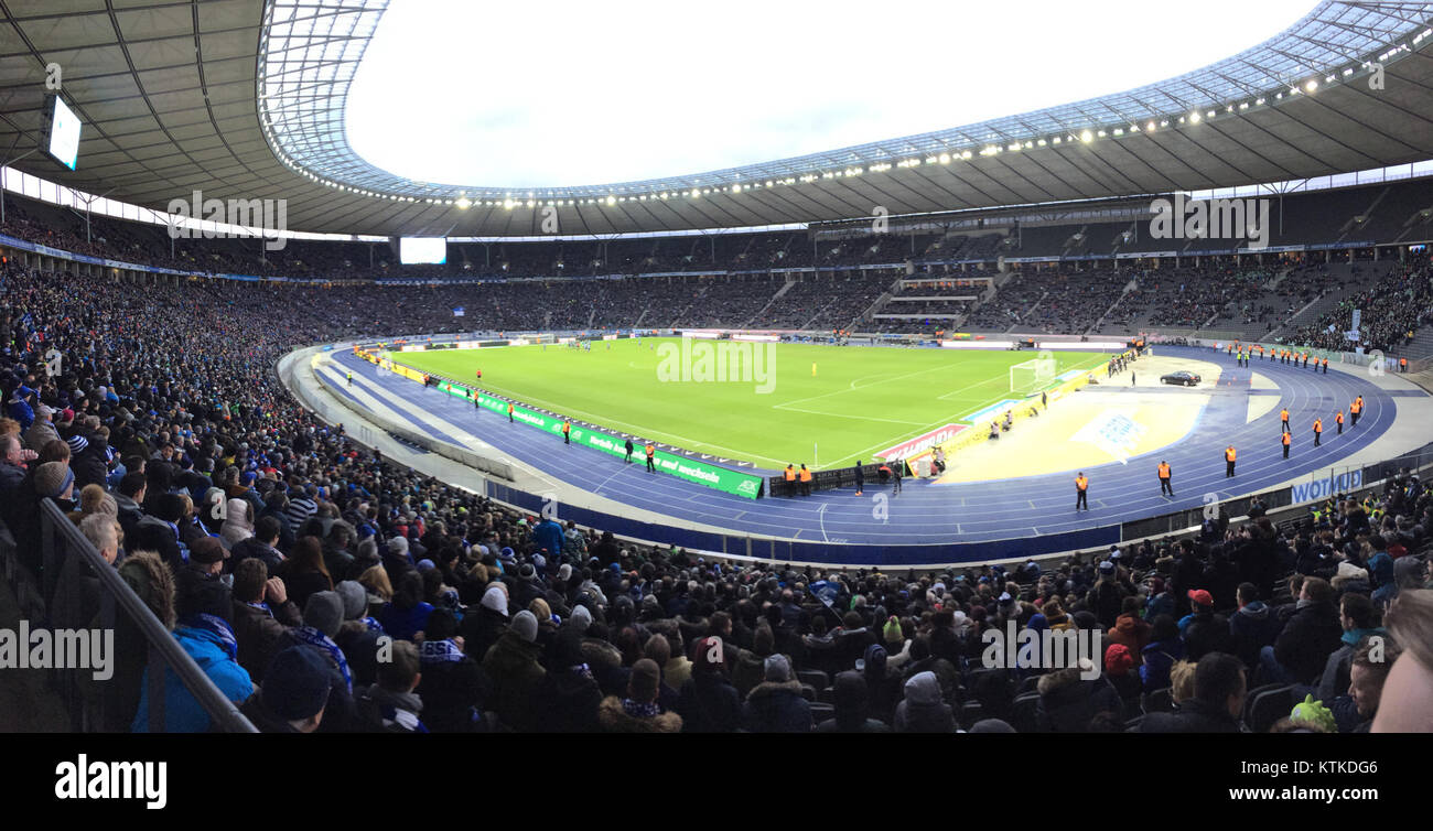 Lo Stadio Olimpico di Berlino, sede dell'Hertha BSC, ospita partite ed eventi, tra cui quelli che coinvolgono il VfL Wolfsburg. Conosciuta per il suo significato storico, è una sede importante per eventi sportivi e concerti. Foto Stock