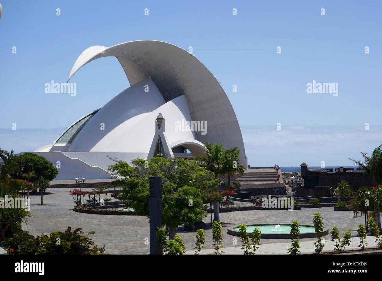 L'Auditorio de Tenerife, situato a Santa Cruz de Tenerife, Spagna, è un importante luogo culturale progettato dall'architetto Santiago Calatrava. Il suo caratteristico design a forma d'onda è diventato un simbolo iconico della città e delle Isole Canarie. L'auditorium ospita una varietà di eventi, tra cui concerti, opere e spettacoli teatrali, contribuendo in modo significativo al paesaggio culturale della regione. Foto Stock