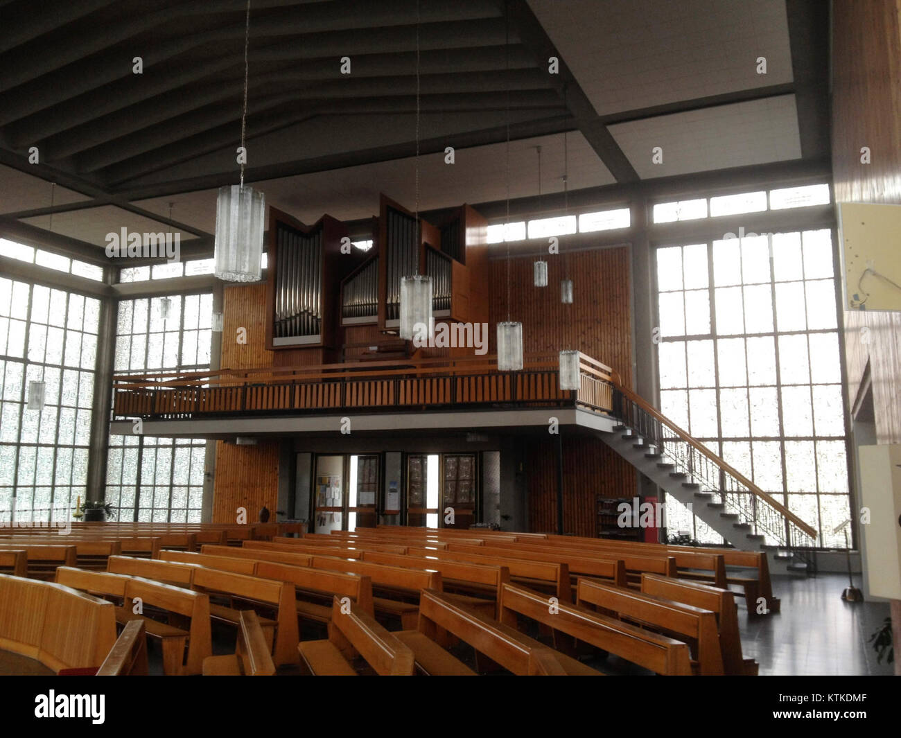 Gli interni della Liebfrauenkirche di Bad Harzburg, Germania, mostrano la sua architettura gotica, caratterizzata da intricati elementi di design e simbolismo religioso. Foto Stock