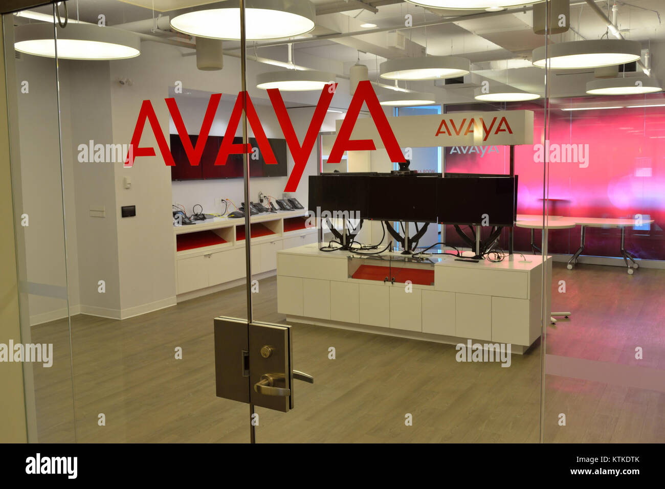 Avaya Office si riferisce a un sistema di comunicazione aziendale progettato per migliorare la produttività dell'ufficio tramite strumenti vocali, video e di collaborazione. Il sistema è noto per le sue funzioni scalabili e personalizzabili, in grado di soddisfare diverse esigenze organizzative. Foto Stock