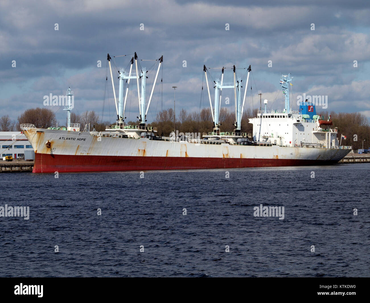 La Atlantic Hope, precedentemente nota come SHIN HANG 6, è una nave da carico refrigerata costruita nel 1984 dalla Hayashikane Shipbuilding & Engineering a Shimonoseki, in Giappone. Con una stazza lorda di 7.777 tonnellate e una lunghezza di 142 metri, la nave ha subito diversi cambiamenti di denominazione durante la sua vita utile, tra cui MAGELLAN REX. A partire dalle ultime informazioni disponibili, la nave è dismessa o persa. Foto Stock