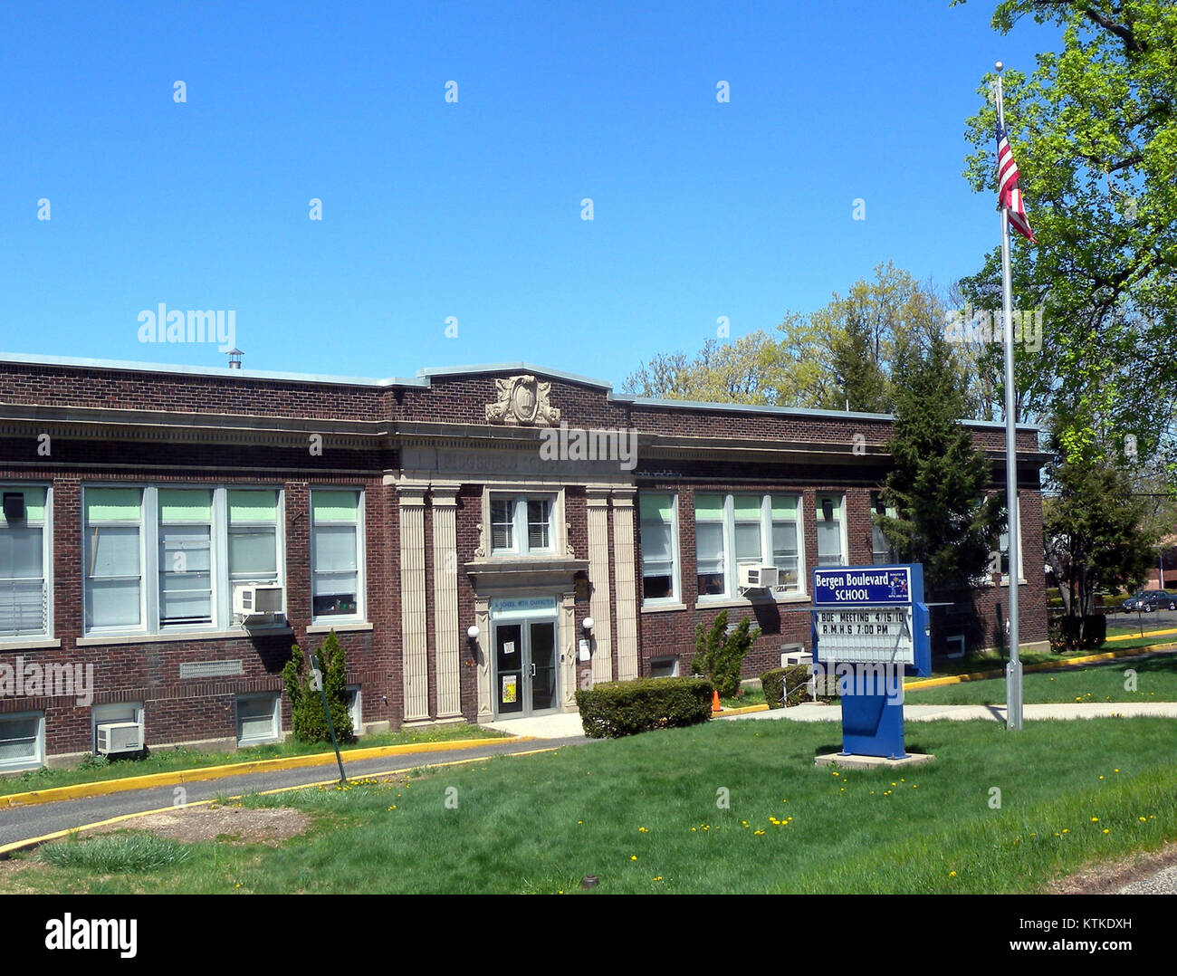 La Bergen Boulevard School è un'istituzione educativa a Ridgefield, nota per fornire un'istruzione di qualità e promuovere lo sviluppo degli studenti. La scuola offre una vasta gamma di programmi ed è dedicata a promuovere un ambiente di apprendimento positivo per tutti gli studenti della comunità. Foto Stock