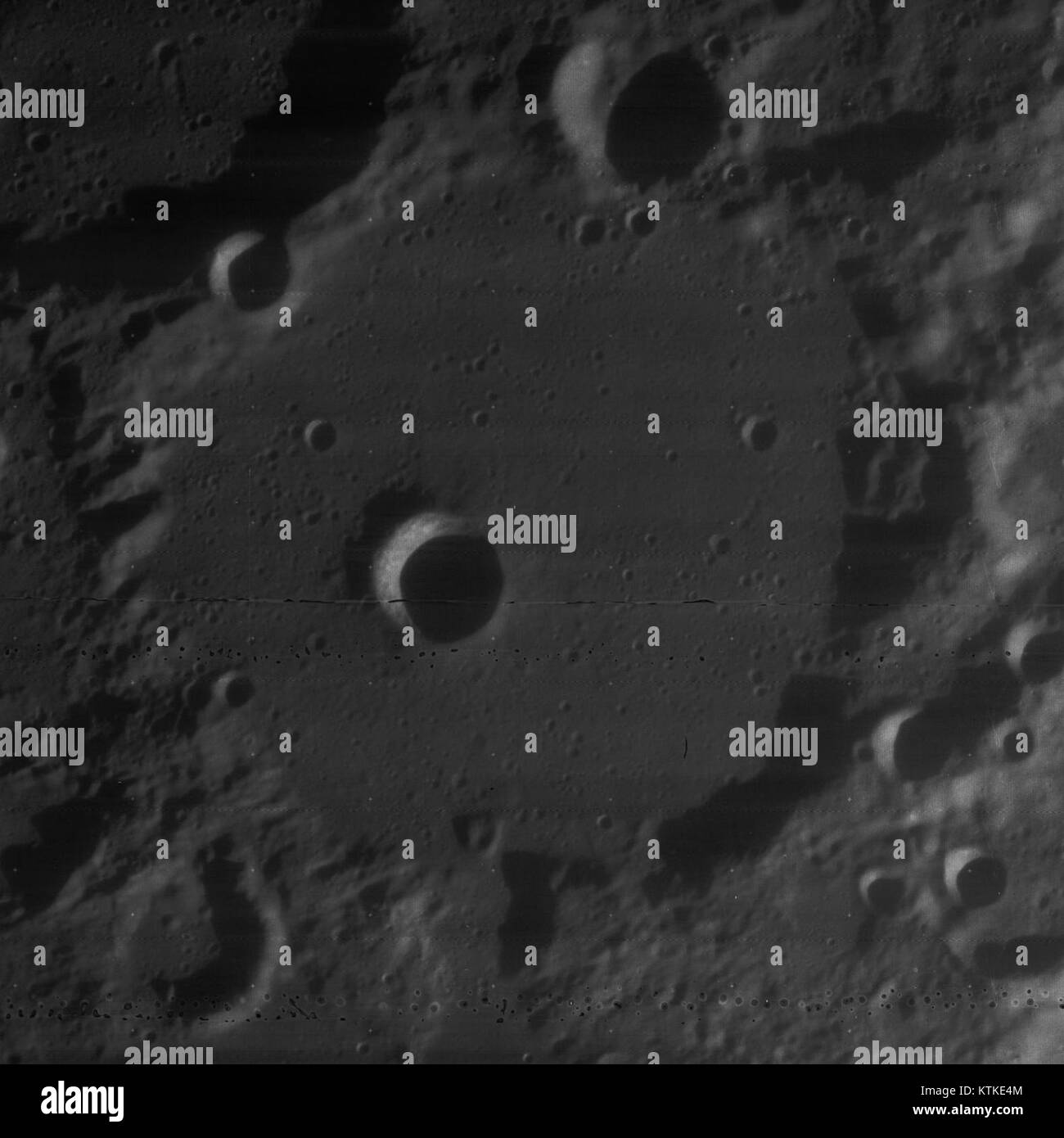 Il cratere 4080 h2 di Baillaud è un cratere lunare significativo, che prende il nome dall'astronomo francese Jules Baillaud. Si trova sulla superficie della Luna ed è nota per le sue caratteristiche distinte, contribuendo agli studi lunari e alla nostra comprensione della topografia lunare. Foto Stock