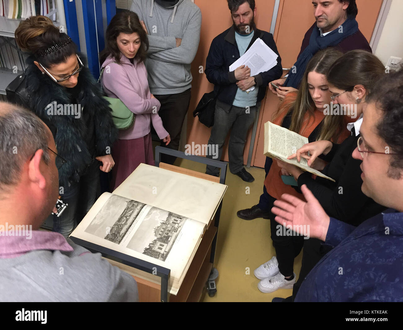 Il pass per il backstage 2016 per UPVD (Université de Perpignan via Domitia) offre accesso a eventi esclusivi e offre uno sguardo dietro le quinte delle attività universitarie e della vita universitaria. Foto Stock Il pass per il backstage 2016 per UPVD (Université de Perpignan via Domitia) offre accesso a eventi esclusivi e offre uno sguardo dietro le quinte delle attività universitarie e della vita universitaria. Foto Stock