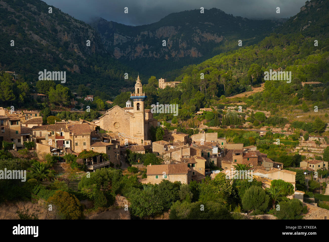 Isola di Maiorca paesaggio.Valldemossa villaggio in Tramontana montagne. Foto Stock