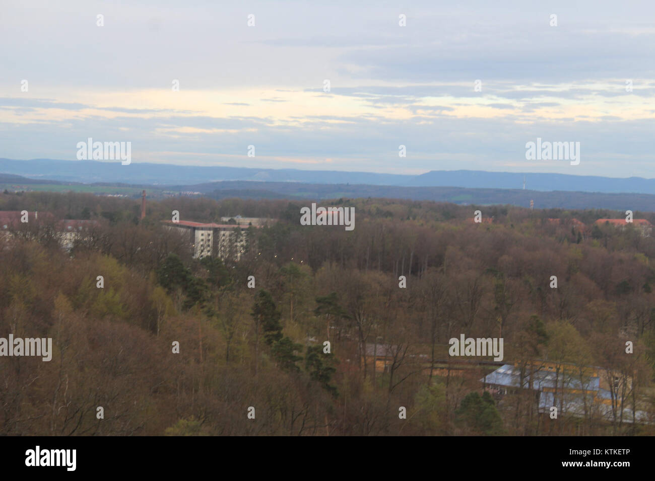 L'Ausblick Wasserturm Boblingen è un punto panoramico con la torre dell'acqua di Böblingen, in Germania. La fotografia scattata nell'aprile 2016 cattura la vista panoramica della torre e dei suoi dintorni. Foto Stock