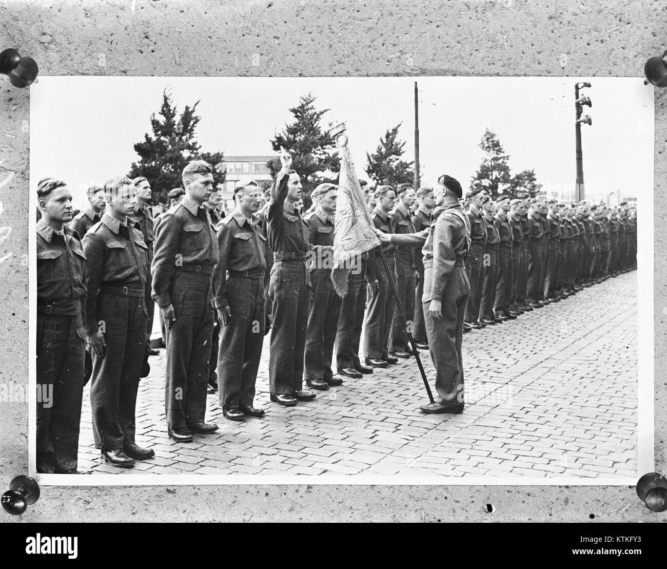 Un'immagine storica che mostra la cerimonia di messa in servizio degli ufficiali di marina nei Paesi Bassi. La fotografia documenta un evento chiave nella storia militare olandese all'inizio del XX secolo. Foto Stock
