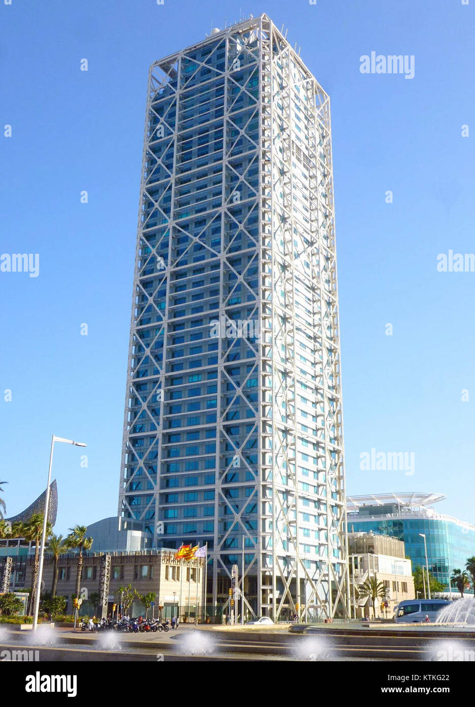 Il Barcelona Hotel Arts è un rinomato hotel di lusso situato nel cuore di Barcellona, noto per il suo design moderno e le viste mozzafiato. E' una destinazione popolare per viaggiatori che cercano comfort ed eleganza. Foto Stock