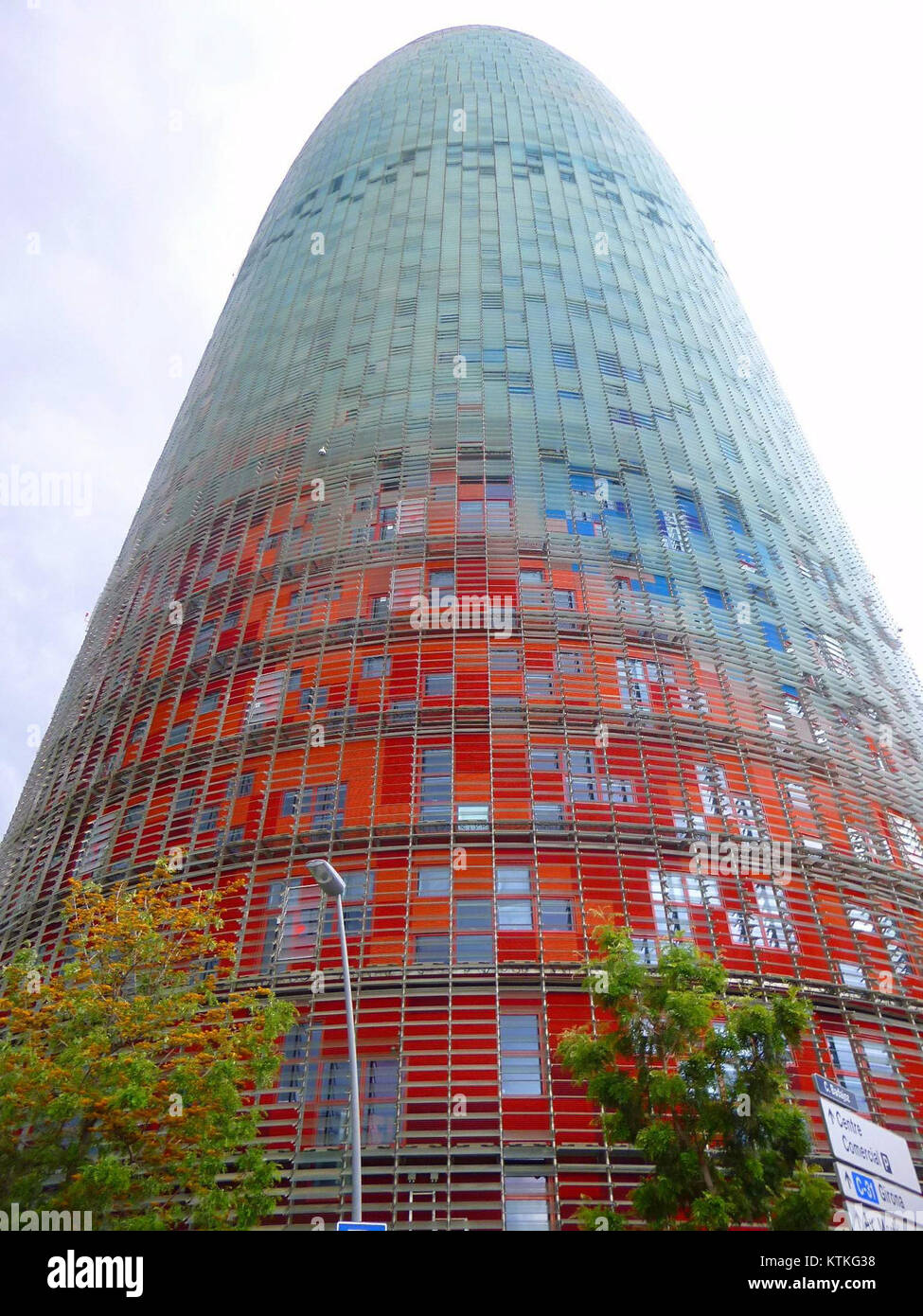 La Torre Agbar di Barcellona è un moderno grattacielo progettato da Jean Nouvel. Conosciuta per la sua forma unica e l'illuminazione colorata, si erge come un simbolo dell'architettura contemporanea della città. Foto Stock