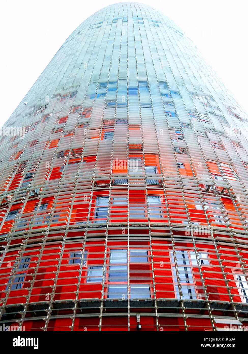 La Torre Agbar, situata a Barcellona, in Spagna, è un notevole grattacielo progettato da Jean Nouvel, noto per la sua architettura unica e l'illuminazione colorata, che diventa un punto di riferimento della città. Foto Stock