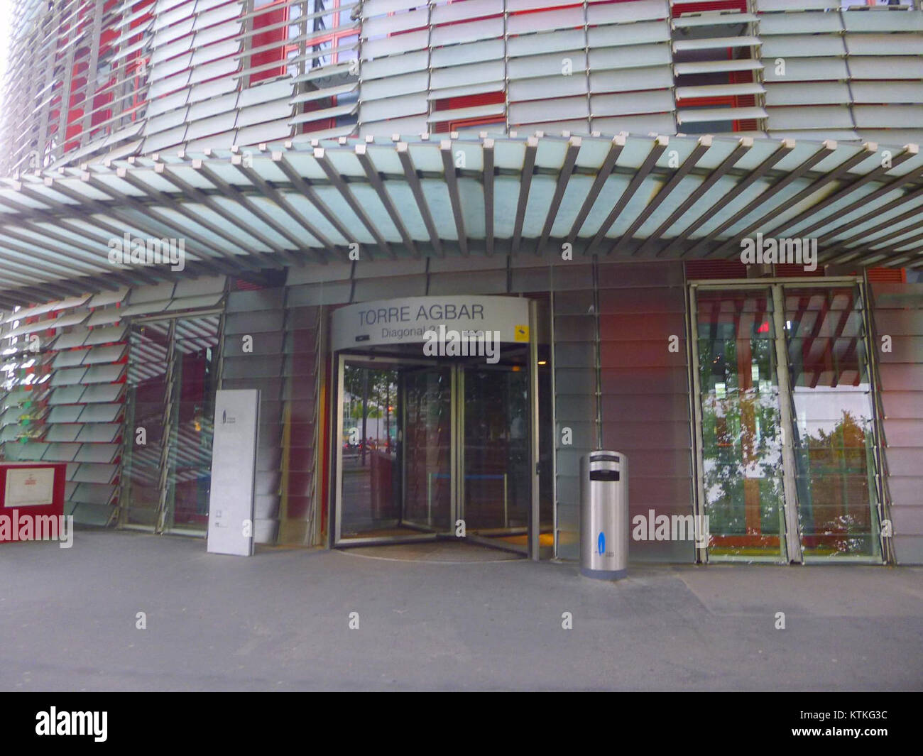 Torre Agbar, un moderno grattacielo di Barcellona, in Spagna, è conosciuta per il suo design distintivo dell'architetto Jean Nouvel. La facciata illuminata dell'edificio è un punto di riferimento della città. Foto Stock