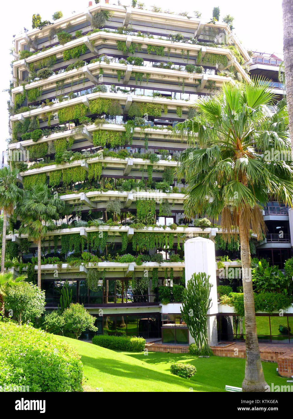 Grupo Planeta, una importante casa editrice spagnola, opera all'Avinguda Diagonal 662-664 di Barcellona. È noto per la sua vasta gamma di pubblicazioni, tra cui libri, riviste e contenuti digitali, e per la sua influenza nel mondo di lingua spagnola. Foto Stock